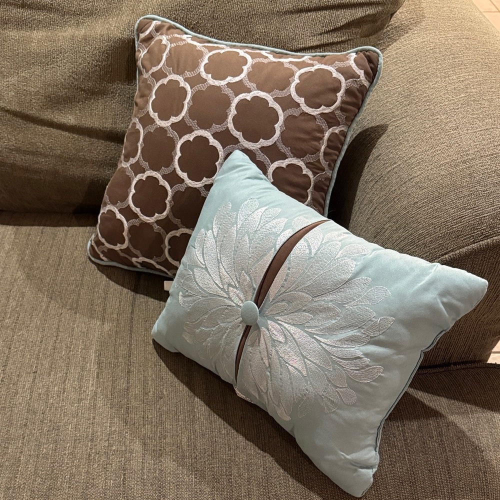 2 throw pillows